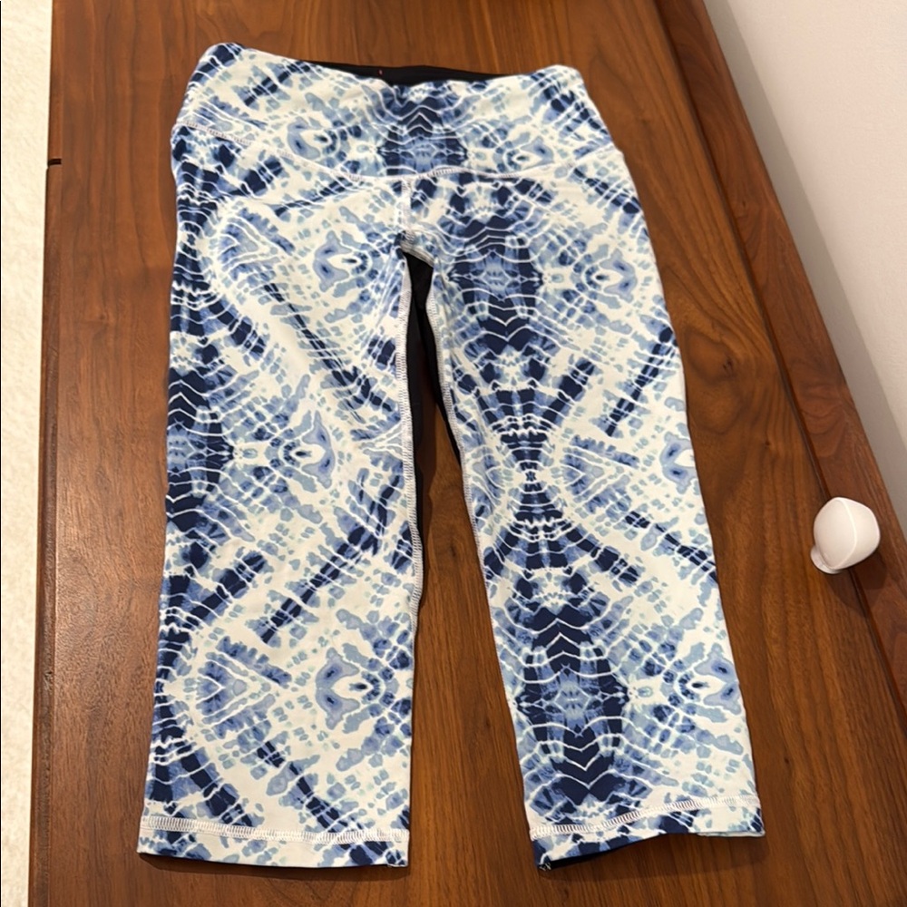 Victoria's Secret Blue and White Patterned Leggings